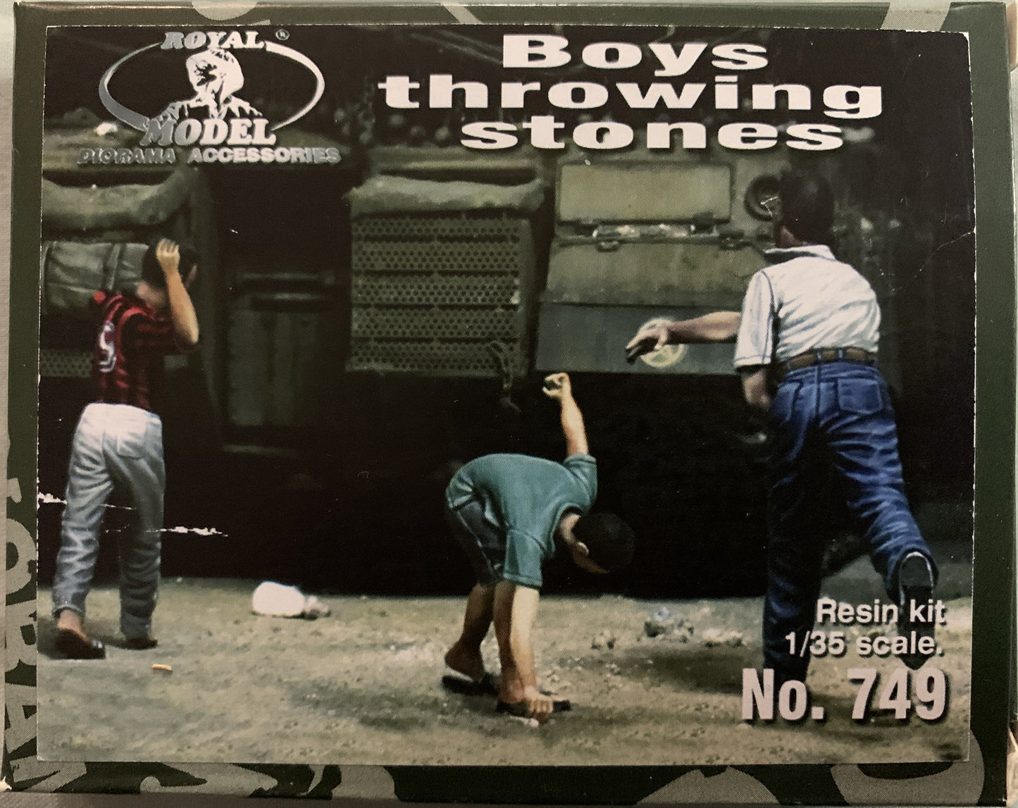 Royal Model 1/35 Boys throwing stones