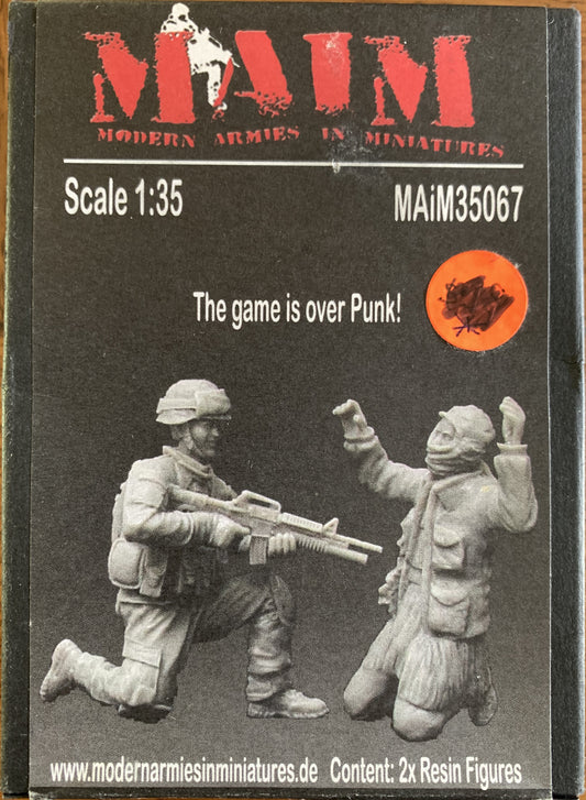 MAIM 1/35 Army Soldier with Captured Insurgent